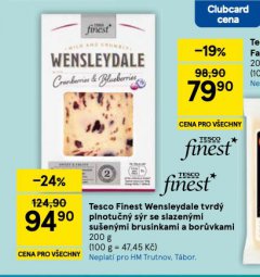 TESCO FINEST WENSLEYDALE TVRDÝ PLNOTUČNÝ SÝR SE SLAZENÝMI SUŠENÝMI BRUSINKAMI A BORŮVKAMI